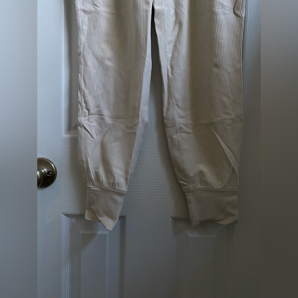 NWOT PowerSoft Set - Seamless Ribbed Sports Bra & High-Waisted  7/8 Joggers - Picture 5 of 13